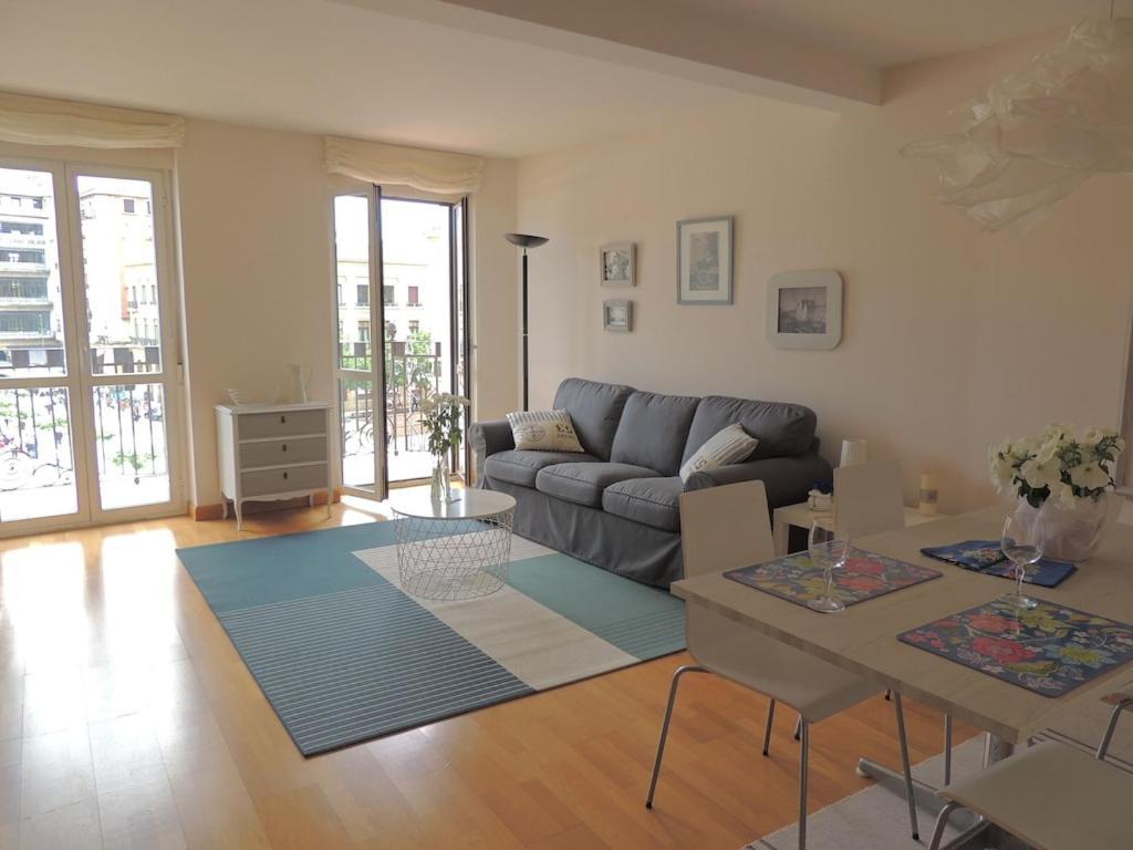 Apartamento Plaza Castillo Apartment Pamplona Bagian luar foto