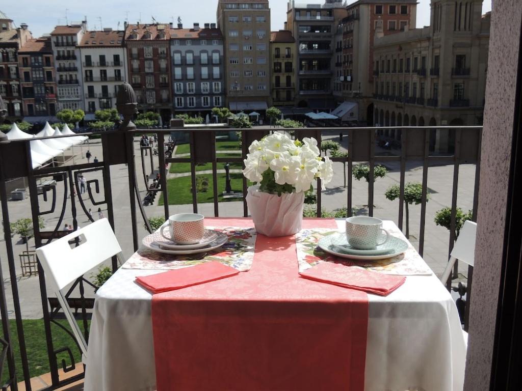 Apartamento Plaza Castillo Apartment Pamplona Bagian luar foto